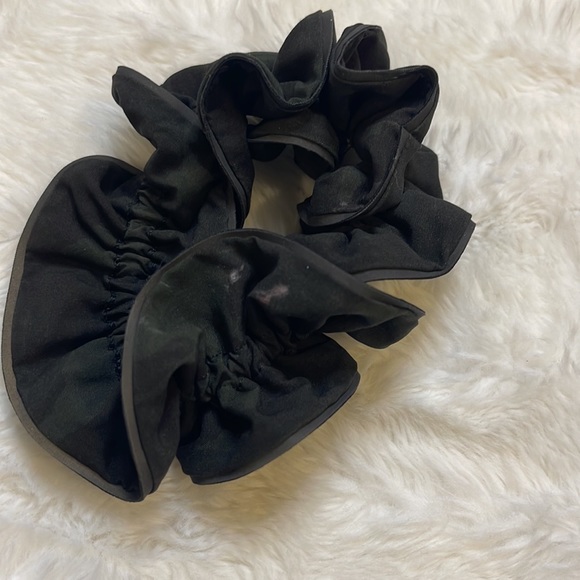 𝚕𝚞𝚕𝚞𝚕𝚎𝚖𝚘n 𝚜𝚌𝚛𝚞𝚗𝚌𝚑𝚒𝚎𝚜 (𝚜𝚎𝚝 𝚘𝚏 𝟹) - Picture 3 of 7